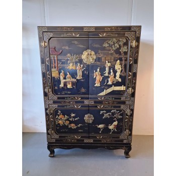 Beautiful cabinet in the chinoiserie style