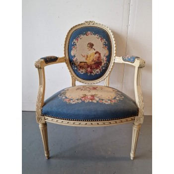 Krēsls ar skaistu gobelēnu