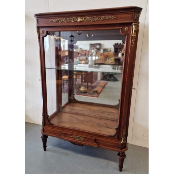 Skaista sarkankoka vitrīna