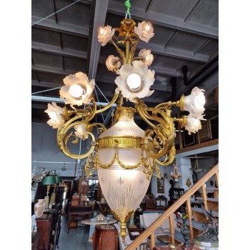 A sophisticated and luxurious chandelier A sophisticated and luxurious chandelier