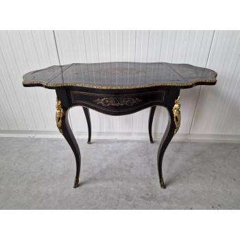 Skaists Napoleona III stila galdiņš