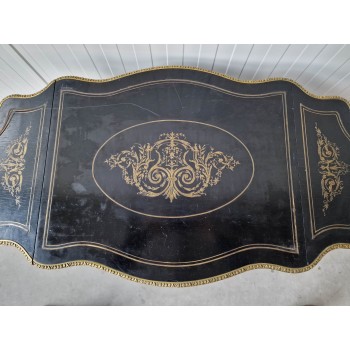 Skaists Napoleona III stila galdiņš