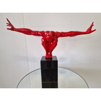 Eleganta figūra uz akmens pamatnes Eleganta figūra uz akmens pamatnes