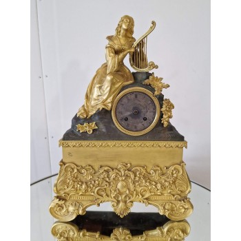 Apzeltīts bronzas kamīna pulkstenis Apzeltīts bronzas kamīna pulkstenis