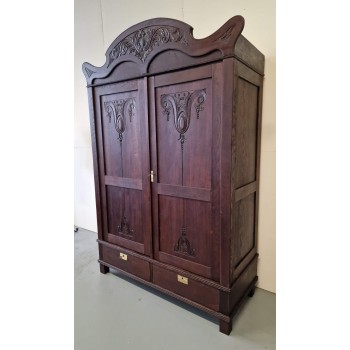 Jūgendstila drēbju skapis Jūgendstila drēbju skapis