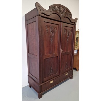 Jūgendstila drēbju skapis