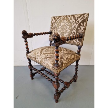 Antikvārs krēsls ar skaistiem kokgriezumiem