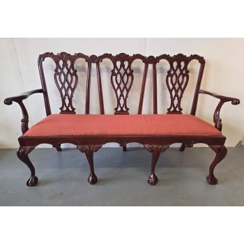 Čipendeila stila trīsvietīga sofa Čipendeila stila trīsvietīga sofa