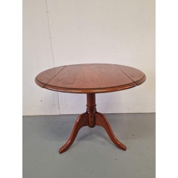 Ozolkoka žurnālgaldiņš ar atveramām malām Ozolkoka žurnālgaldiņš ar atveramām malām