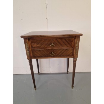 Kumode ar bronzas elementiem