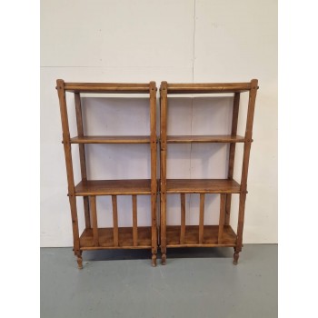 Grāmatu plauktu pāris Grāmatu plauktu pāris