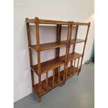 Grāmatu plauktu pāris