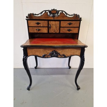 Izsmalcināts rakstāmgalds Izsmalcināts rakstāmgalds