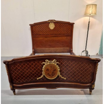 An exquisite and royal LUI XV style bed An exquisite and royal LUI XV style bed