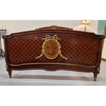 An exquisite and royal LUI XV style bed