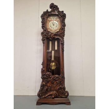 Grezniem kogriezumiem rotāts grīdas pulkstenis