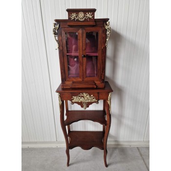 Restaurēta antikvāra vitrīna ar skaistiem bronzas elementiem