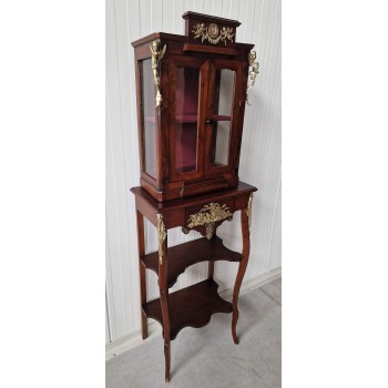 Restaurēta antikvāra vitrīna ar skaistiem bronzas elementiem