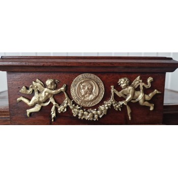 Restaurēta antikvāra vitrīna ar skaistiem bronzas elementiem