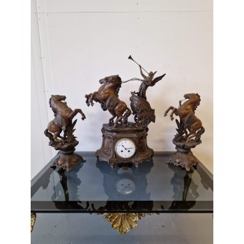 Pulkstenis ar zirgu figūrām Pulkstenis ar zirgu figūrām