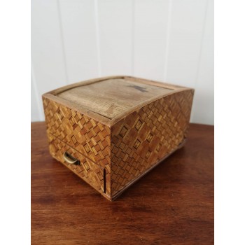 Neliela kastīte ar smalkām intarsijām