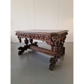 Bagātīgiem kokgriezumiem rotāts rakstāmgālds Bagātīgiem kokgriezumiem rotāts rakstāmgālds