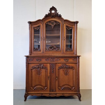 Skaista ozolkoka vitrīna