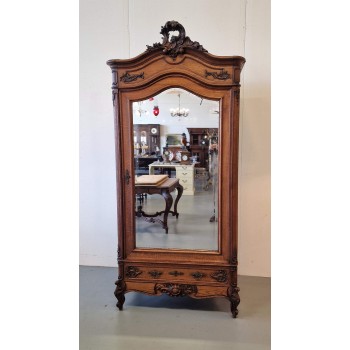 Skaists drēbju skapis Skaists drēbju skapis