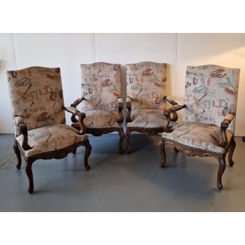 4 lieli krēsli ar skaistiem kokgriezumiem 4 lieli krēsli ar skaistiem kokgriezumiem