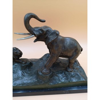 Antikvāra bronzas figūra "Zilonis un lauva"