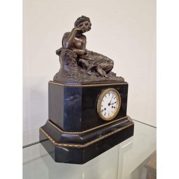 Ļoti skaists kamīna pulkstenis Ļoti skaists kamīna pulkstenis