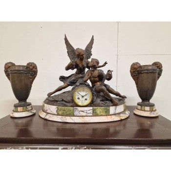 Skaists kamīna pulkstenis ar vāzēm