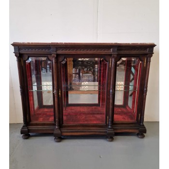 Skaista vitrīna ar slēptām atvilktnēm