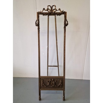 Izsmalcināts un antikvārs statīvs Izsmalcināts un antikvārs statīvs