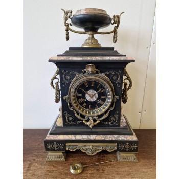 Skaists kamīna pulkstenis Skaists kamīna pulkstenis