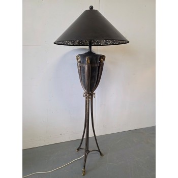 Elegant floor lamp