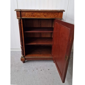 Ļoti skasts antikvārs skapītis