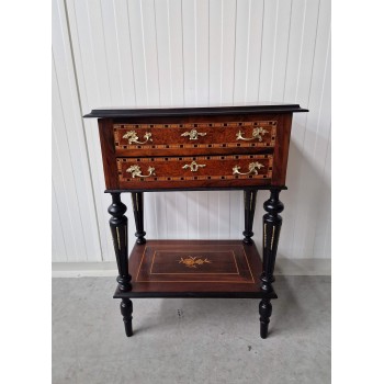 Ļoti skaists antikvārs kosmētikas/rotu galdiņš