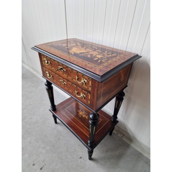 Ļoti skaists antikvārs kosmētikas/rotu galdiņš