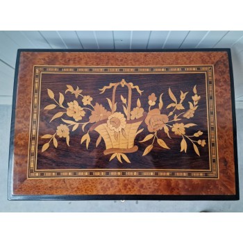 Ļoti skaists antikvārs kosmētikas/rotu galdiņš