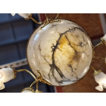 Skaista lustra ar marmora kupolu un smalkiem kupoliem