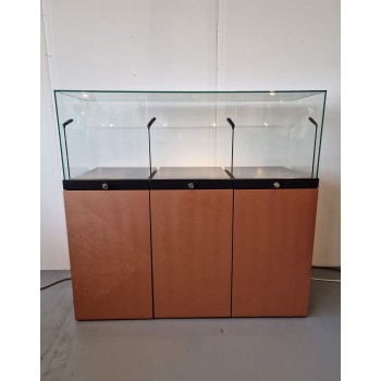 Vitrīna ar led apgaismojumu