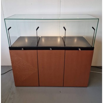 Vitrīna ar led apgaismojumu