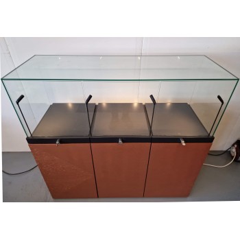 Vitrīna ar led apgaismojumu