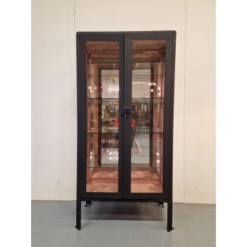 Restaurēta vitrīna