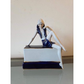 Skaista porcelāna figūra