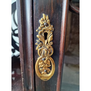 Antikvāra stūra vitrīna