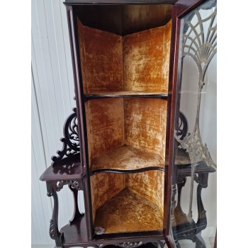 Antikvāra stūra vitrīna