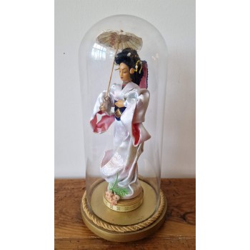 Geišas figūra kupolā