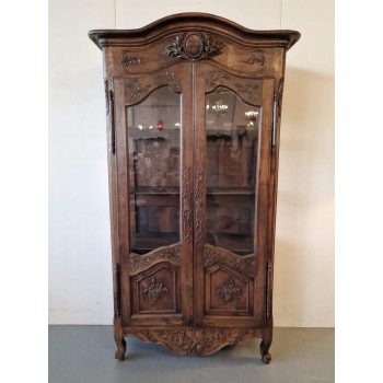 Skaistiem kokgriezumiem rotāta vitrīna